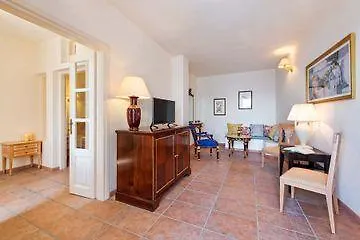 Grey Goose Emblematic Hotel 4*